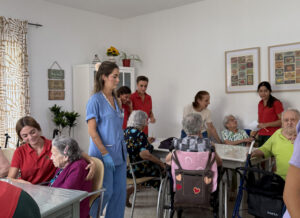 alumnos del colegio Los Rosales Sevilla en talleres intergeneracionales
